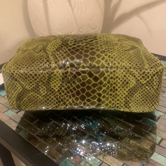 Clara. V Midi Sac Snake Embossed Leather Crossbody Bag
CLARE V. - Picture 11 of 14